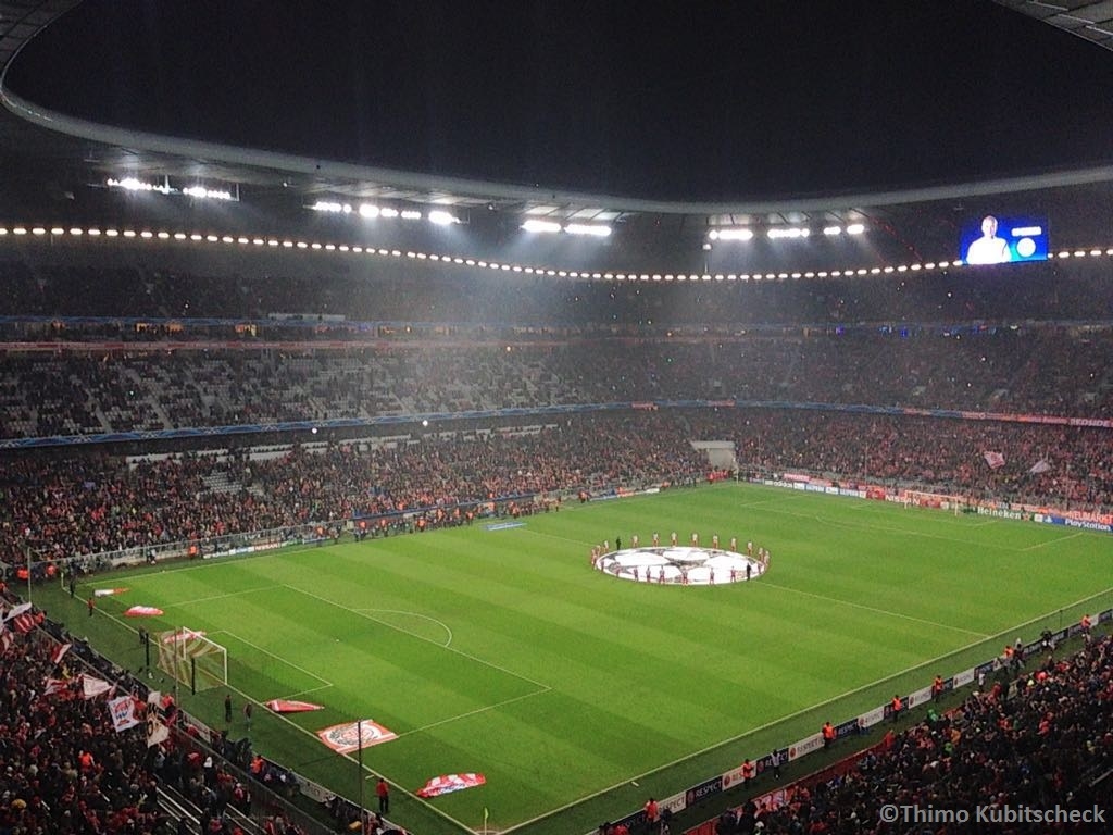 Einen Blick in die Allianz Arena kurz vor Spielbeginn