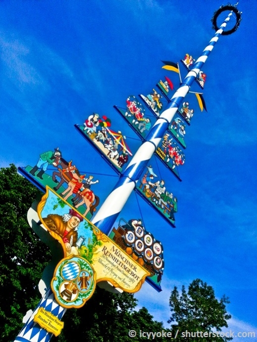ein Maibaum nach typisch bayrischer Art auf dem Münchner Viktualienmarkt