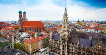 Vogelperspektive auf den Marienplatz, die Frauenkirche und andere bekannte Gebäude in München