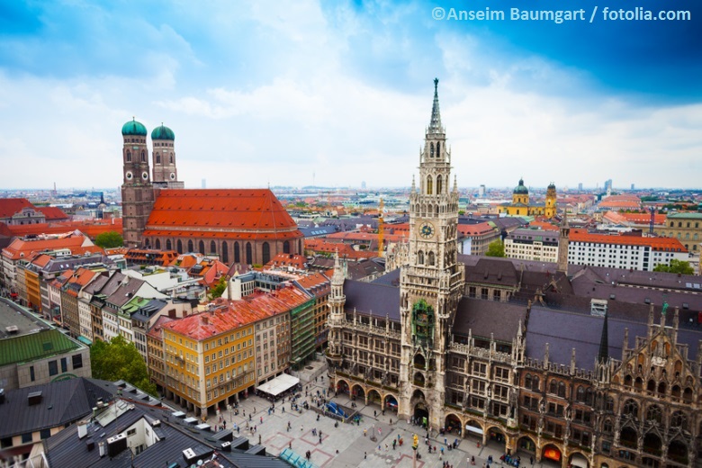 Vogelperspektive auf den Marienplatz, die Frauenkirche und andere bekannte Gebäude in München