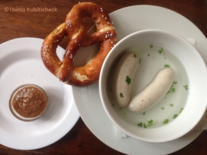 Weißwurst Frühstück mit Senf und Breze