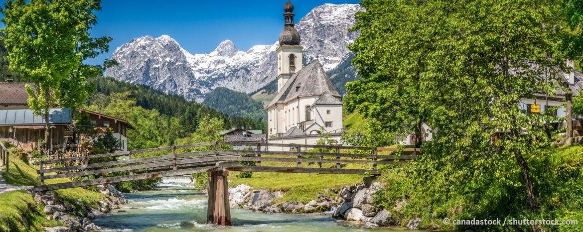 typische bayrische Landschaft mit Alpenpanorama