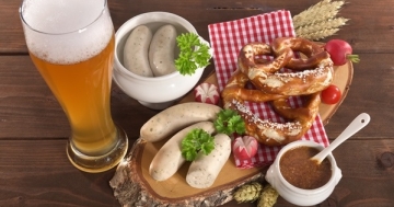 Eine typisch bayrische Weißwurstbrotzeit mit allem was dazu gehört