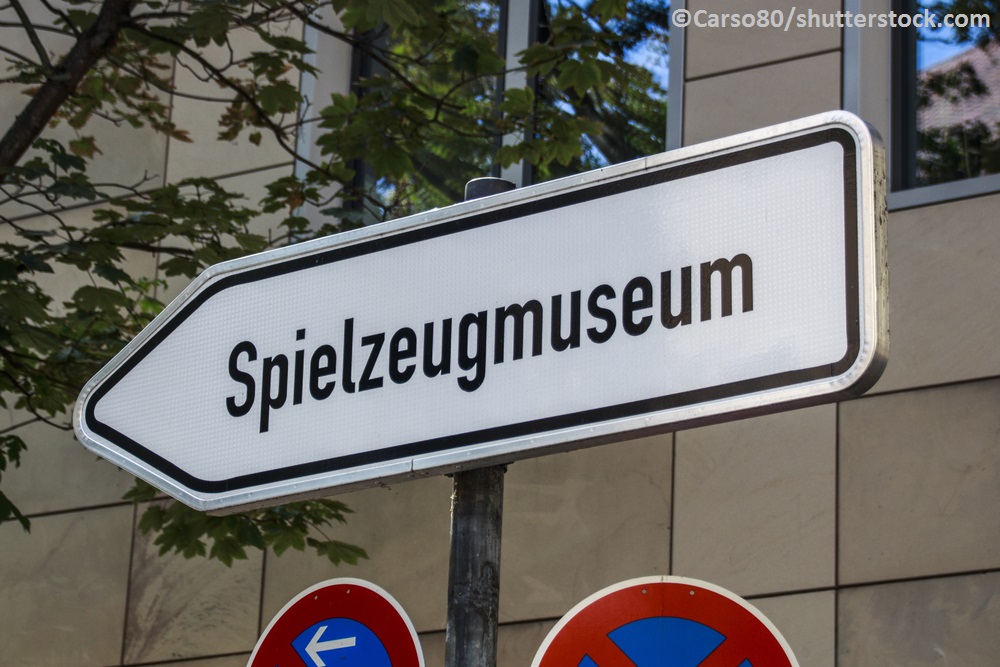 Ein Schild das in Richtung Spielzeugmuseum zeigt